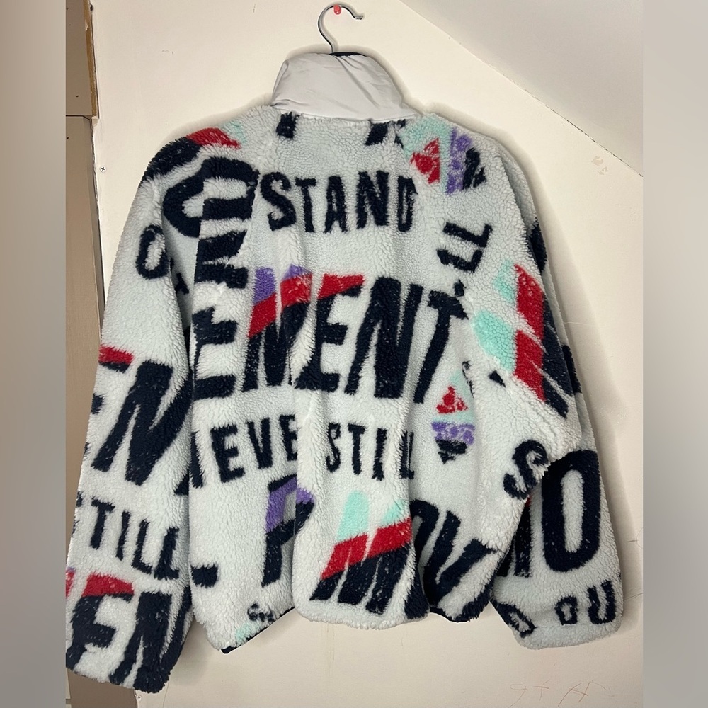 Women’s Faux-Sherpa Pullover Jacket in Light Blue with Graphic Print - Picture 3 of 8
